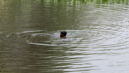 طفل يسبح فى المياه مع ارتفاع درجات الحراراة