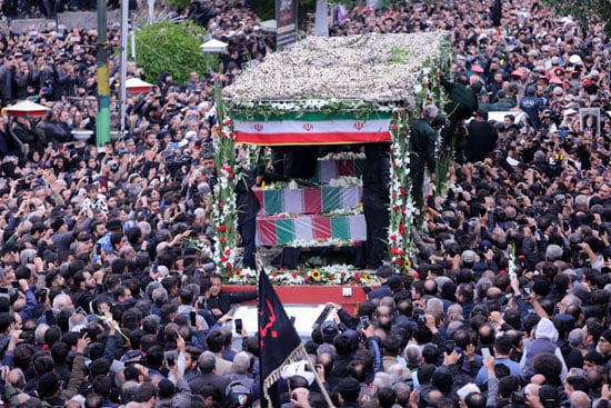 الإيرانيون خلال تشييع جثمان الرئيس