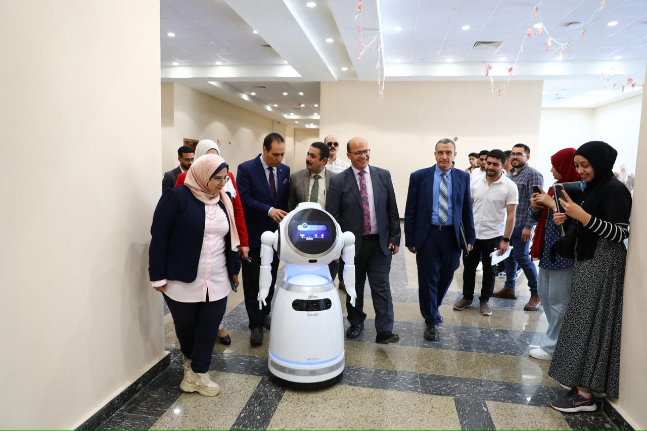 الزيارة داخل الجامعة والروبوت يستقبلهم