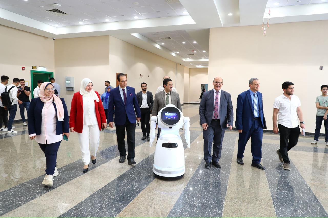 روبوت في استقبال الوفد