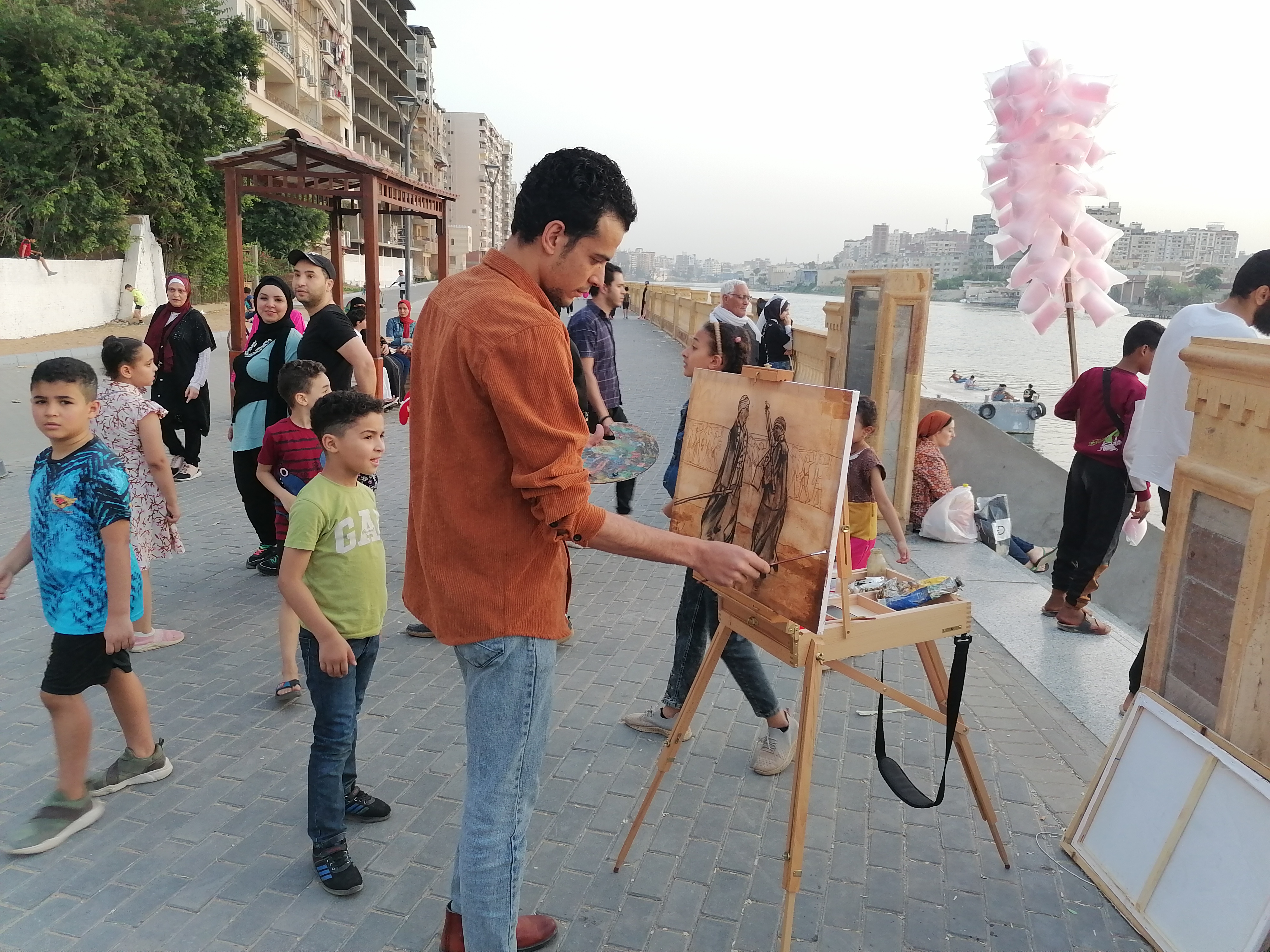 رسم لوحات الهوية المصرية علي الممشي السياحي الجديد بالمنصورة