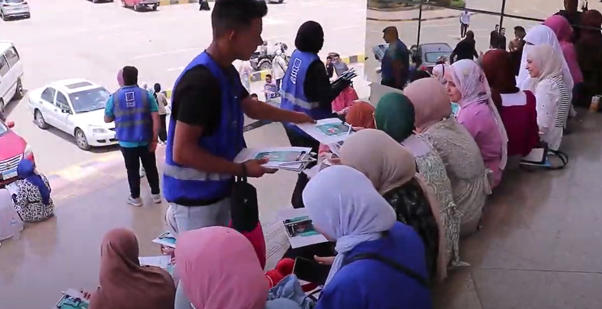 مؤسسة حياة كريمة توزع الهدايا على الطلاب بجامعة كفر الشيخ 