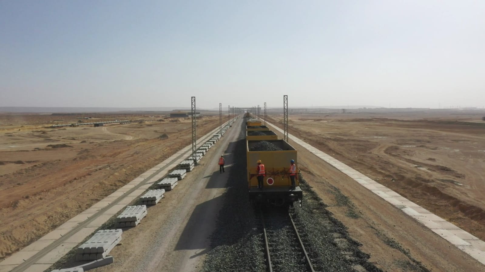اعمال تركيب قضبان السكة الحديد الخاصة بالخط الأول للقطار الكهربائي السريع