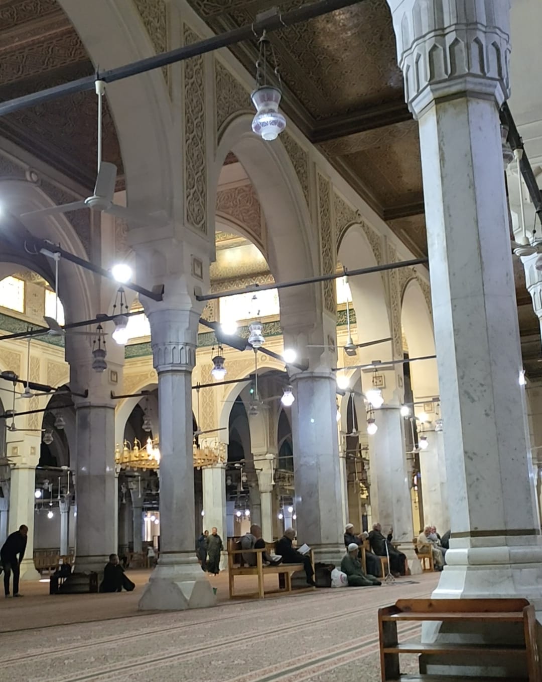 المسجد من الداخل.