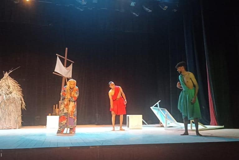 فعاليات عرض مسرحي بعنوان سولارا حول تجارة العبيد بجزيرة إفريقية
