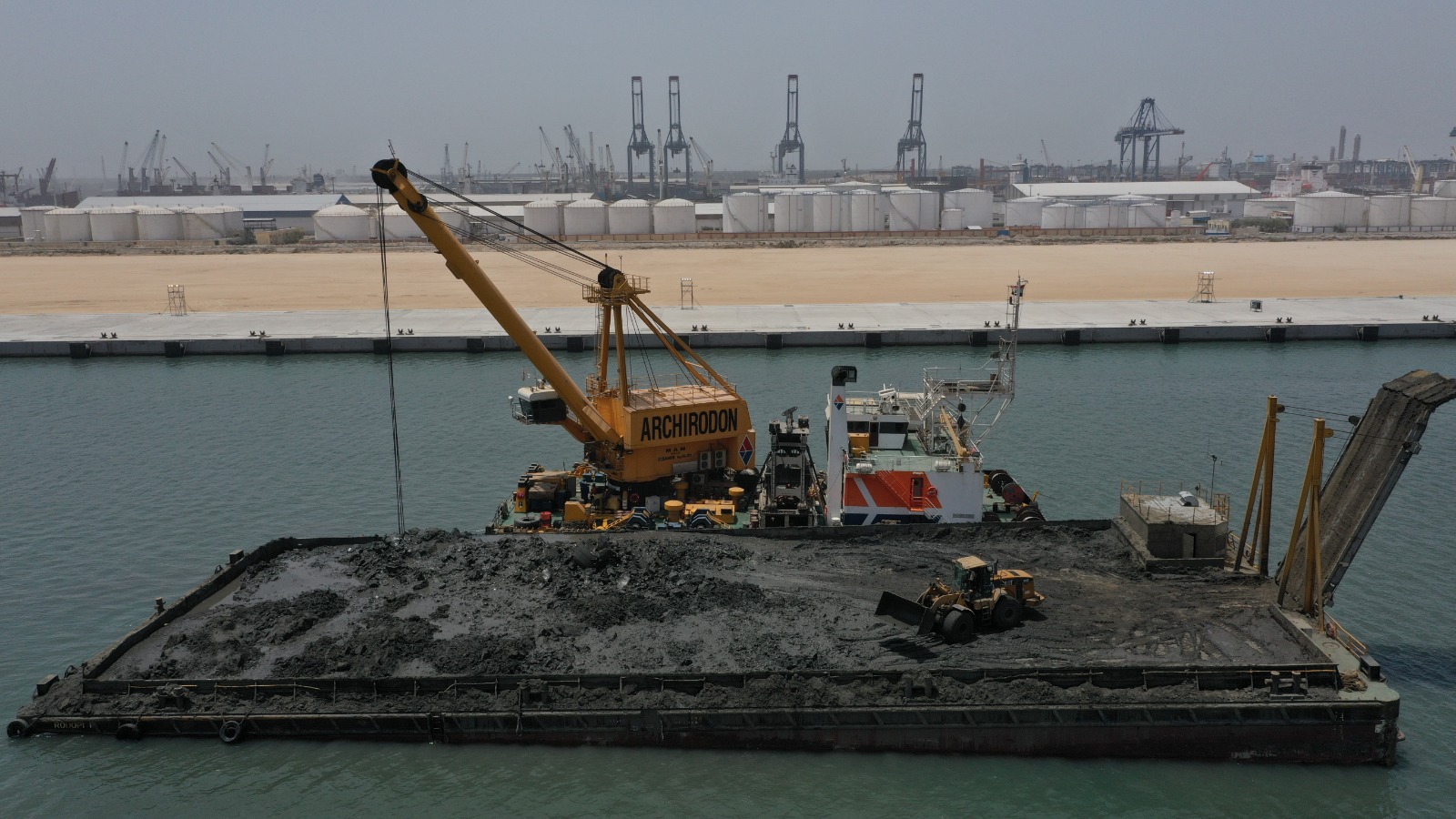 أعمال تنفيذ مشروع محطة حاويات تحيا مصر1 بميناء دمياط