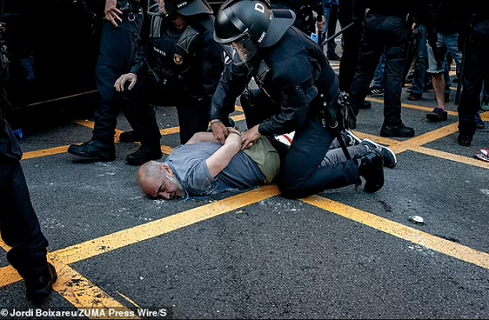 اشتباكات بين الشرطة والمتظاهرين الأسبان