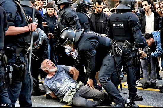 اشتباكات عنيفة بين المتظاهرين والشرطة
