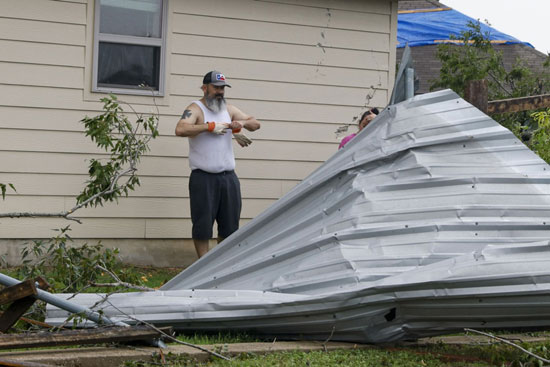 سقوط أجزاء من المنزل نتيجة الإعصار