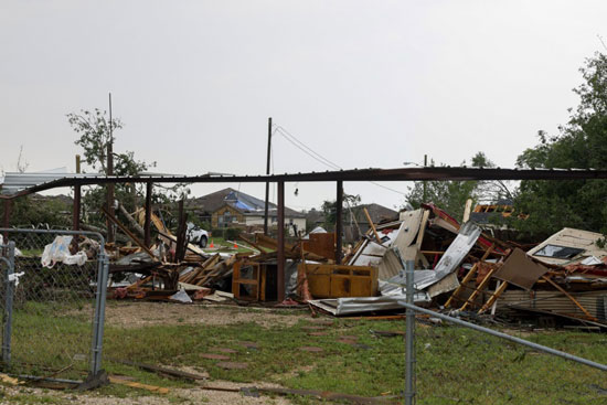 مخلفات الدمار نتيجة الإعصار