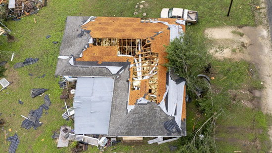 سقف منزل دمرة الإعصار
