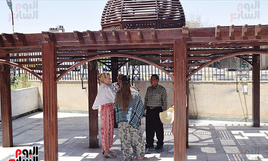 السياح-أمام-مسجد-عبد-المنعم-رياض