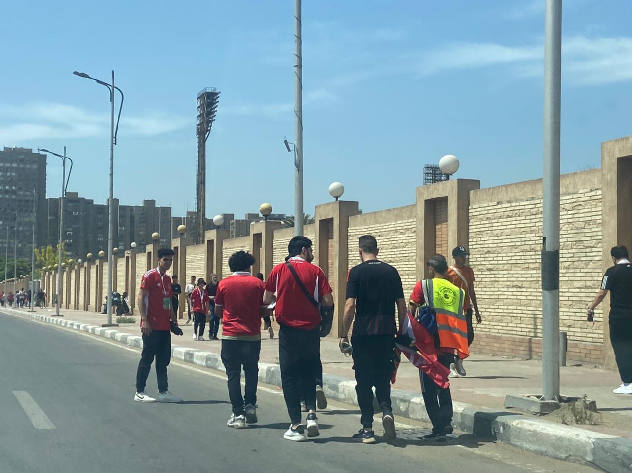 جمهور الأهلي في محيط استاد القاهرة لحضور  مباراة الترجي