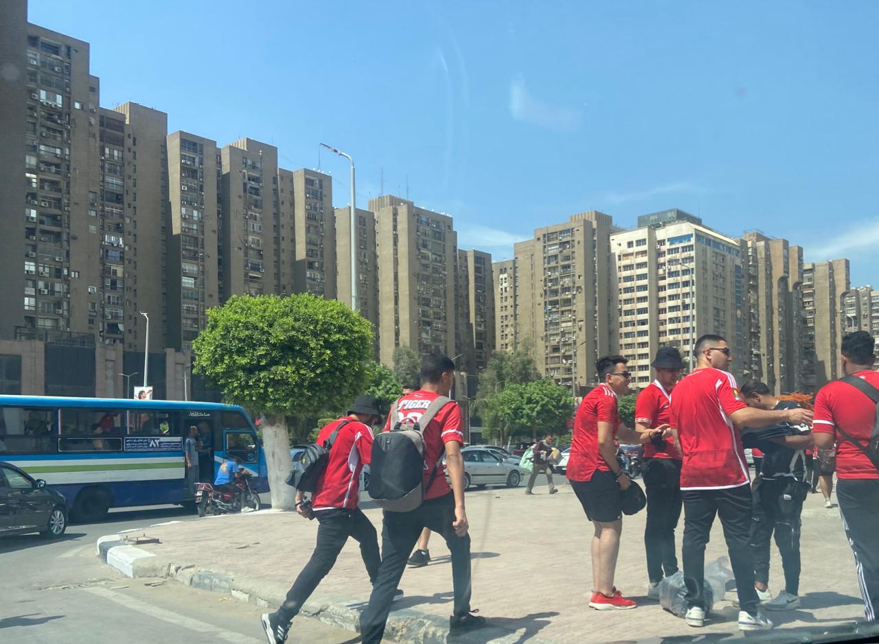 جمهور الأهلي بجوار استاد القاهرة
