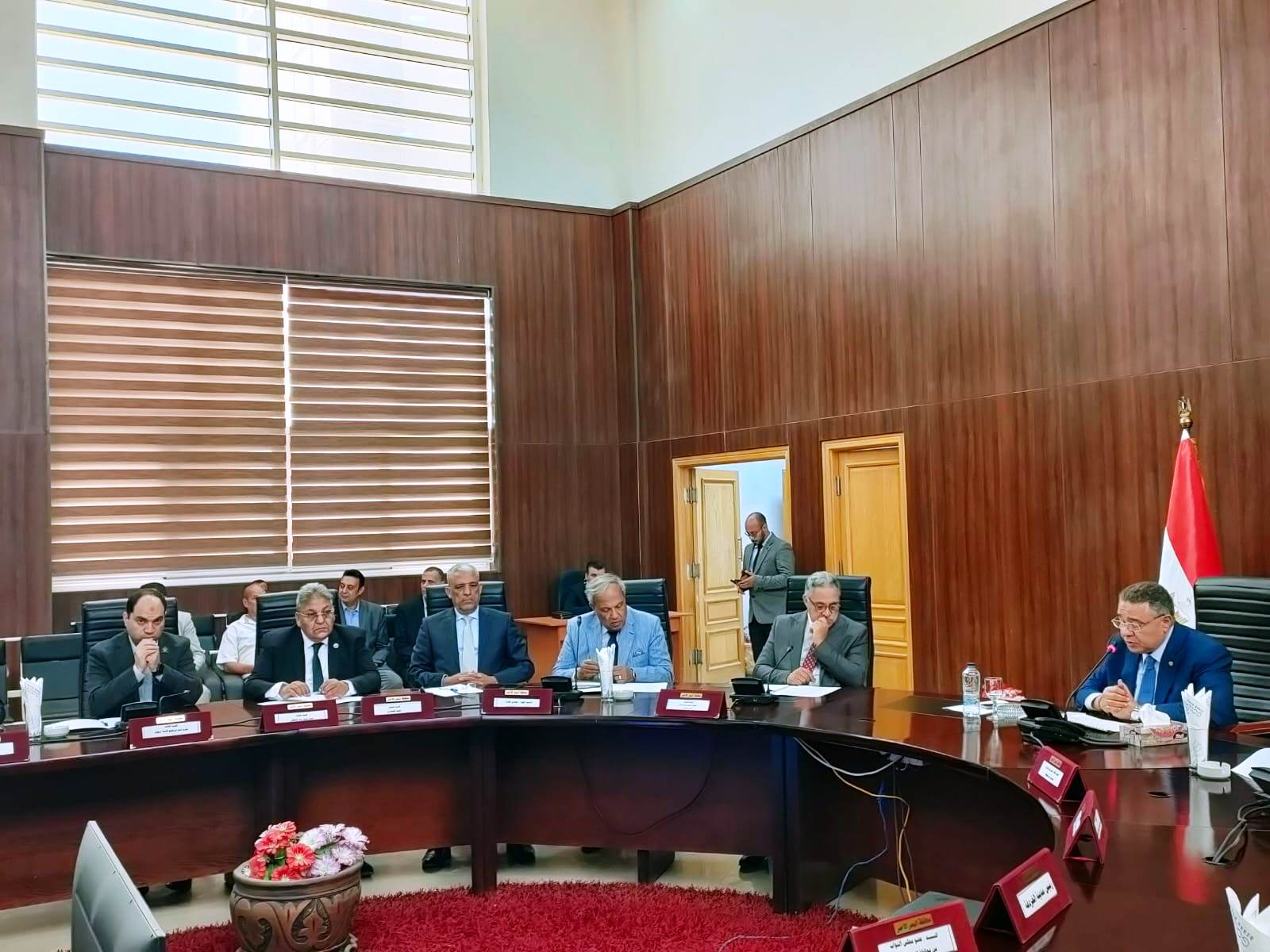 محافظ البحر الأحمر يستقبل وفد لجنة الإدارة المحلية بمجلس النواب (1)