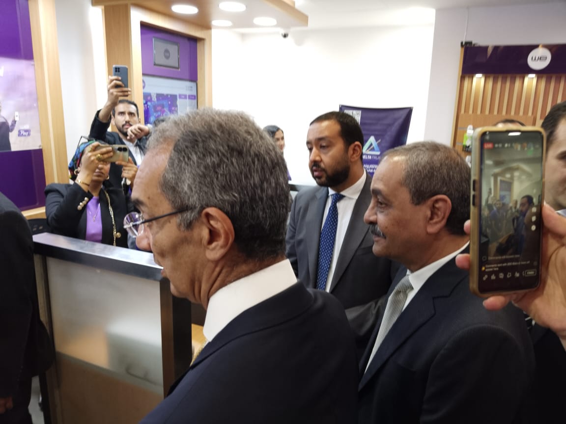 وزير الاتصالات يفتتح مركز خدمة عملاء المصرية للاتصالات