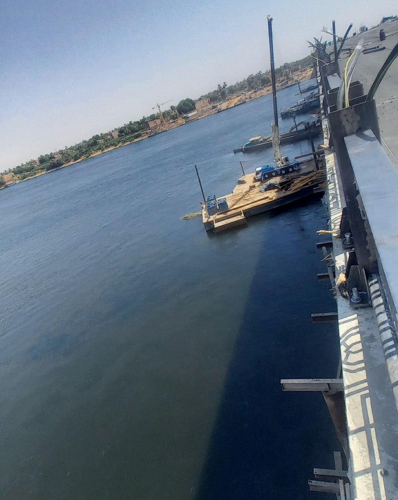 وضع اللمسات النهائية لكوبرى على نهر النيل شمال الأقصر