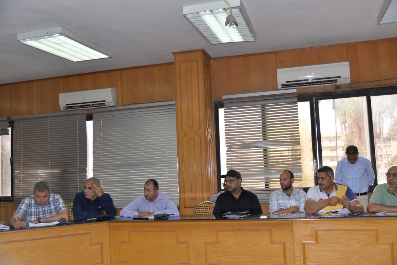 السكرتير العام لمحافظة الإسماعيلية يتابع مستجدات قانون التصالح في مخالفات البناء (5)