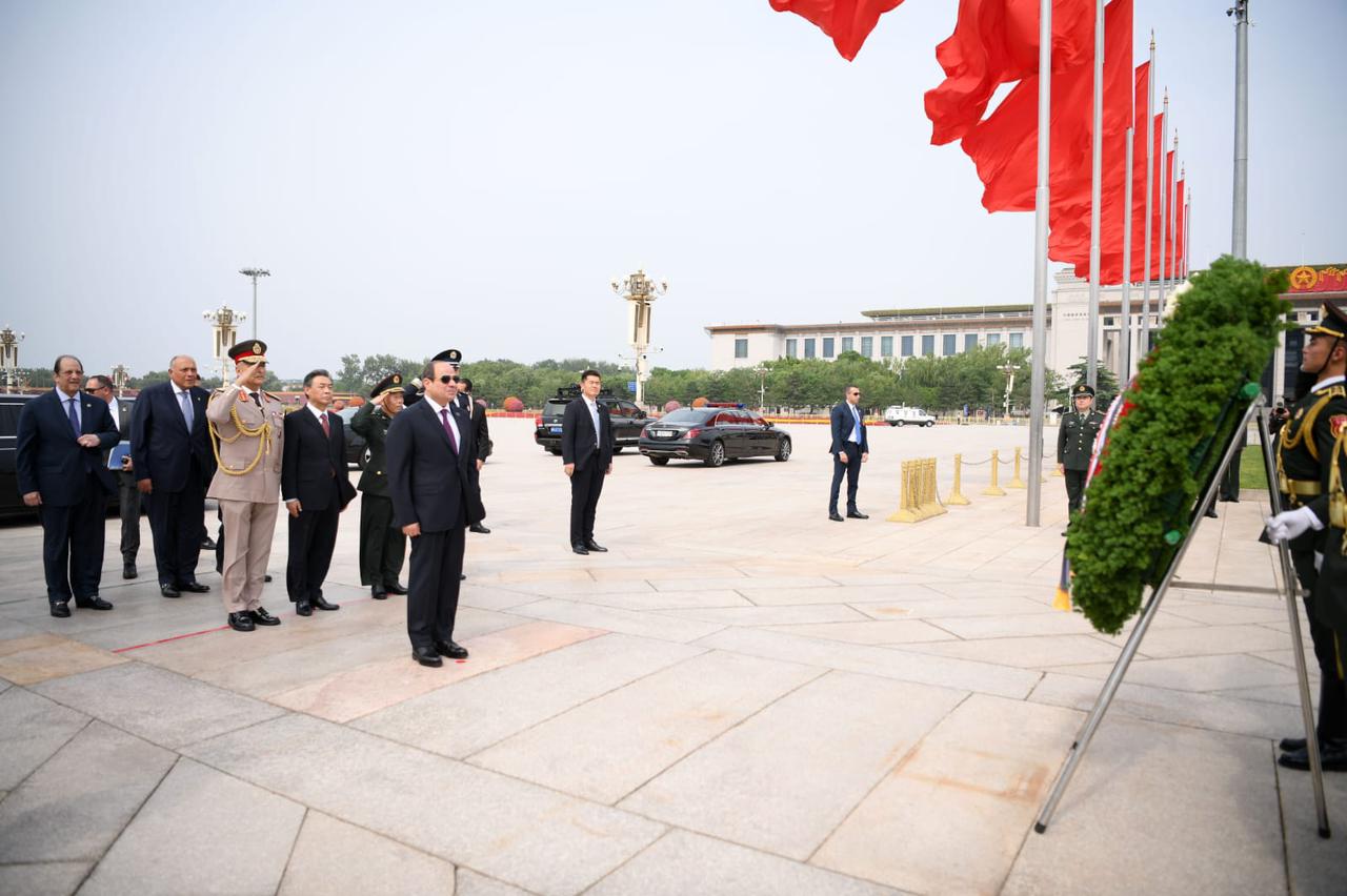 الرئيس السيسى يزور النصب التذكاري للجندي المجهول ببكين
