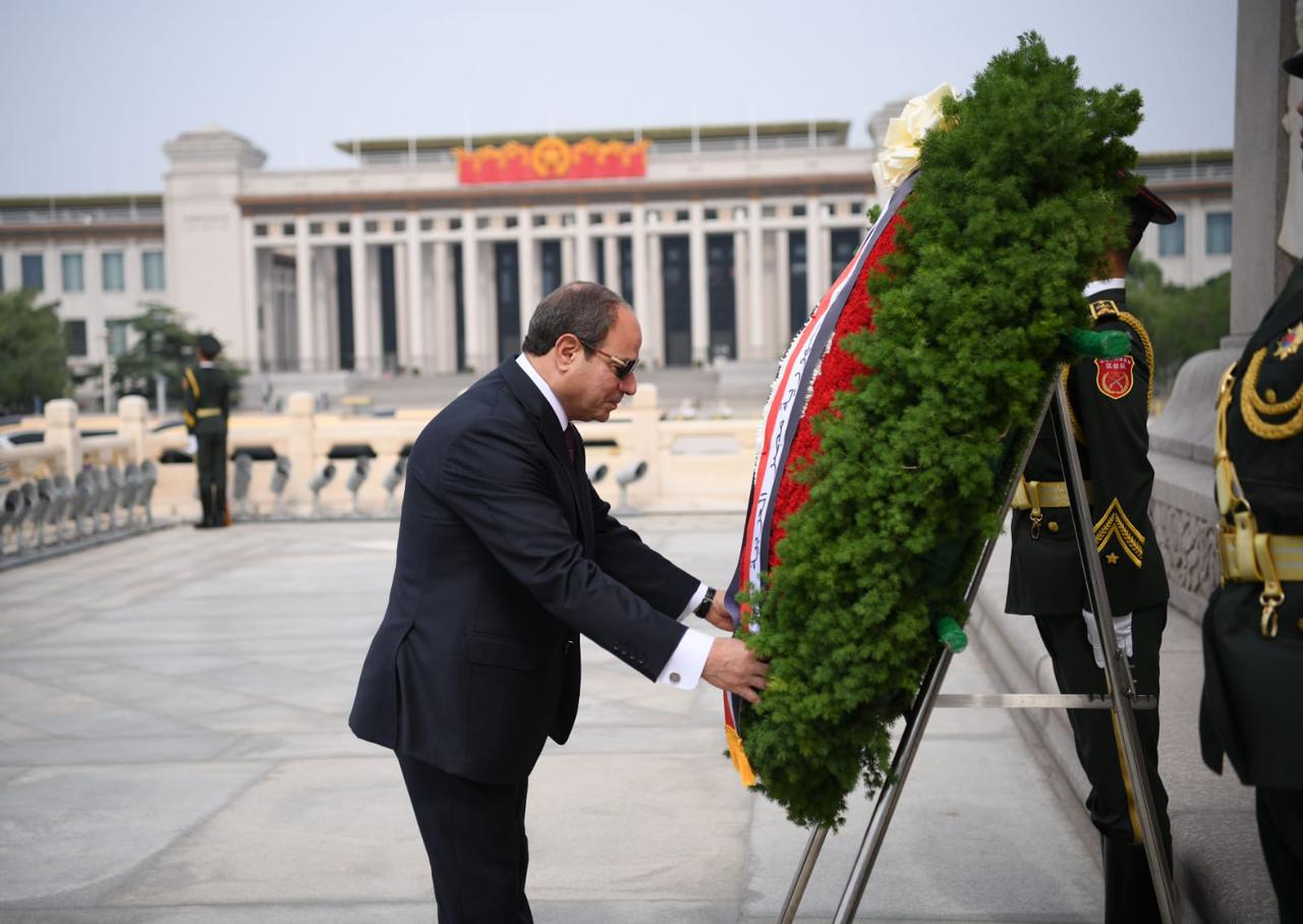 الرئيس السيسى يزور النصب التذكاري للجندي المجهول بميدان تيانانمن بالصين