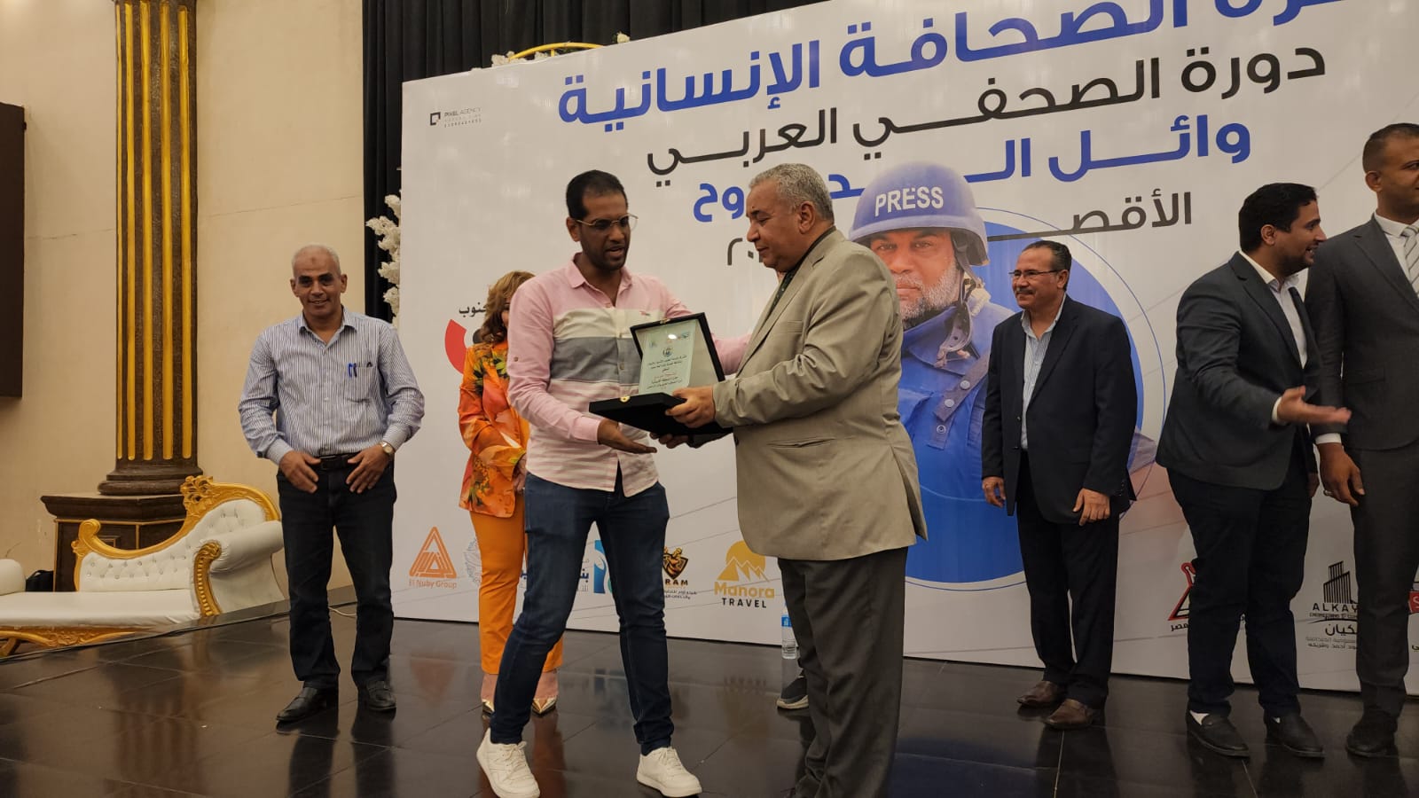 تسلم مراسل اليوم السابع التكريم في جائزة الصحافة الإنسانية بالصعيد