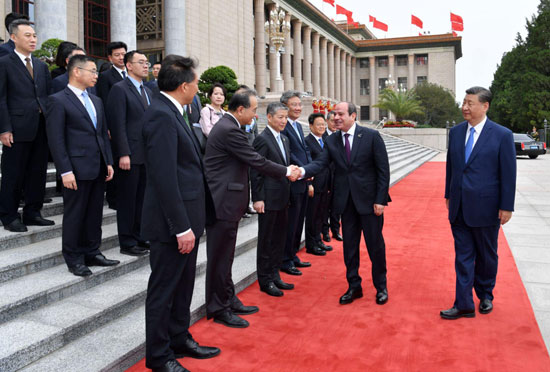 الرئيس السيسي يصافح كبار المسئولين فى الصين