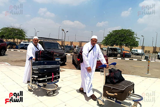الحجاج-يتوافدون-على-مطار-القاهرة