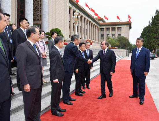 كبار المسئولين فى استقبال الرئيس السيسى لدى وصوله بكين