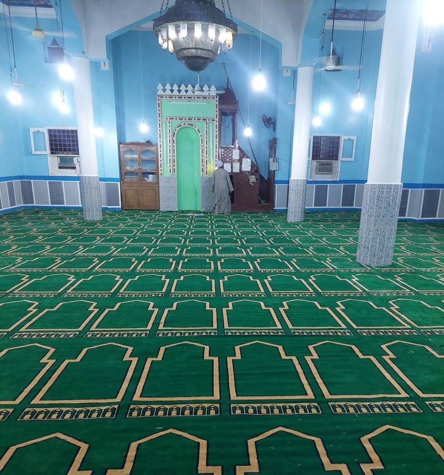 عمليات فرش مسجد العكارمة بالقرنة بسجاد المحراب الجديد