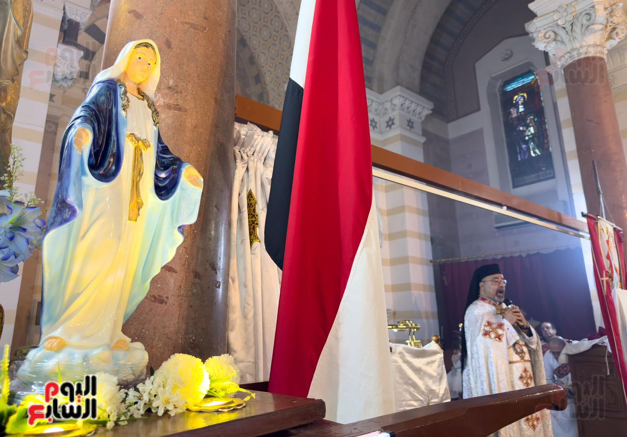 علم مصر بجوار مجسم العذراء مريم بكنيسة العائلة المقدسة