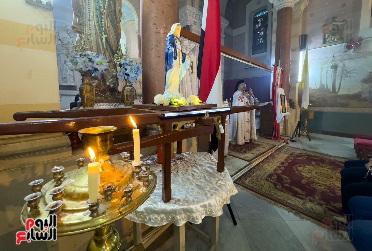 مجسم العذراء مريم بكنيسة العائلة المقدسة