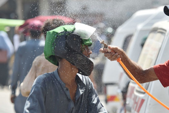 حملات فى الشوارع لرش المياه للحد من ارتفاع الحرارة