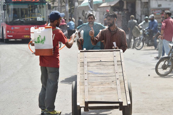 متطوعون يقمون برش المياه على الموطنين فى شوارع كراتش
