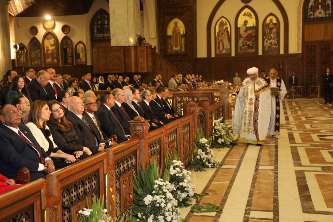 محافظ القاهرة يشارك فى احتفال عيد القيامة (1)
