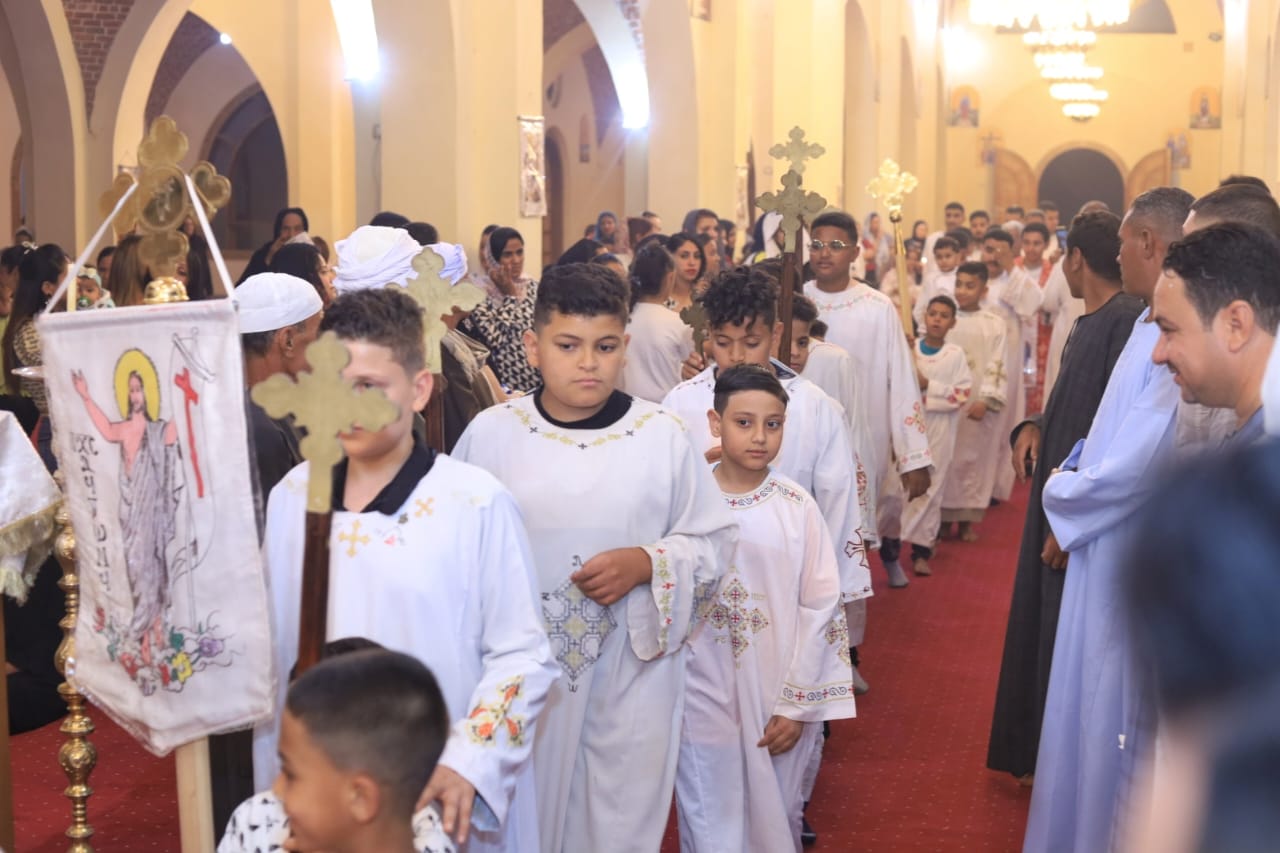 الأطفال وسعادة كبيرة بالمشاركة فى صلوات العيد