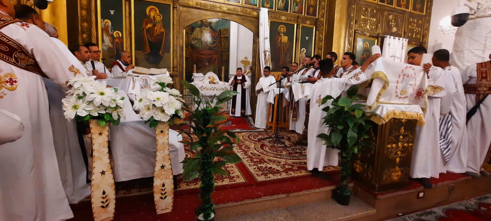 فرحة الأطفال خلال صلوات عيد القيامة المجيد فرحة الأطفال خلال صلوات عيد القيامة المجيد