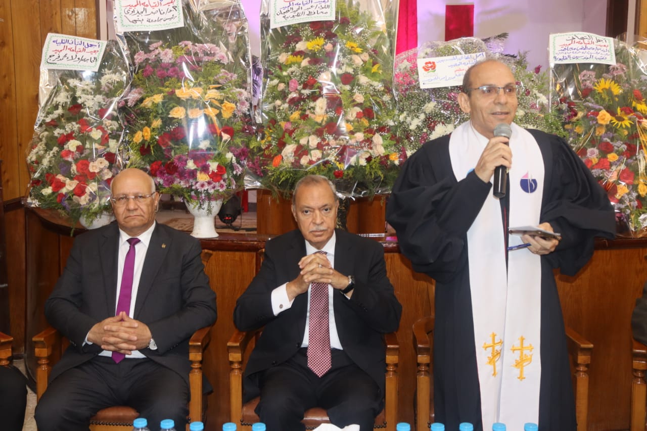 محافظ القليوبية يقدم التهاني للأخوة الأقباط (4)