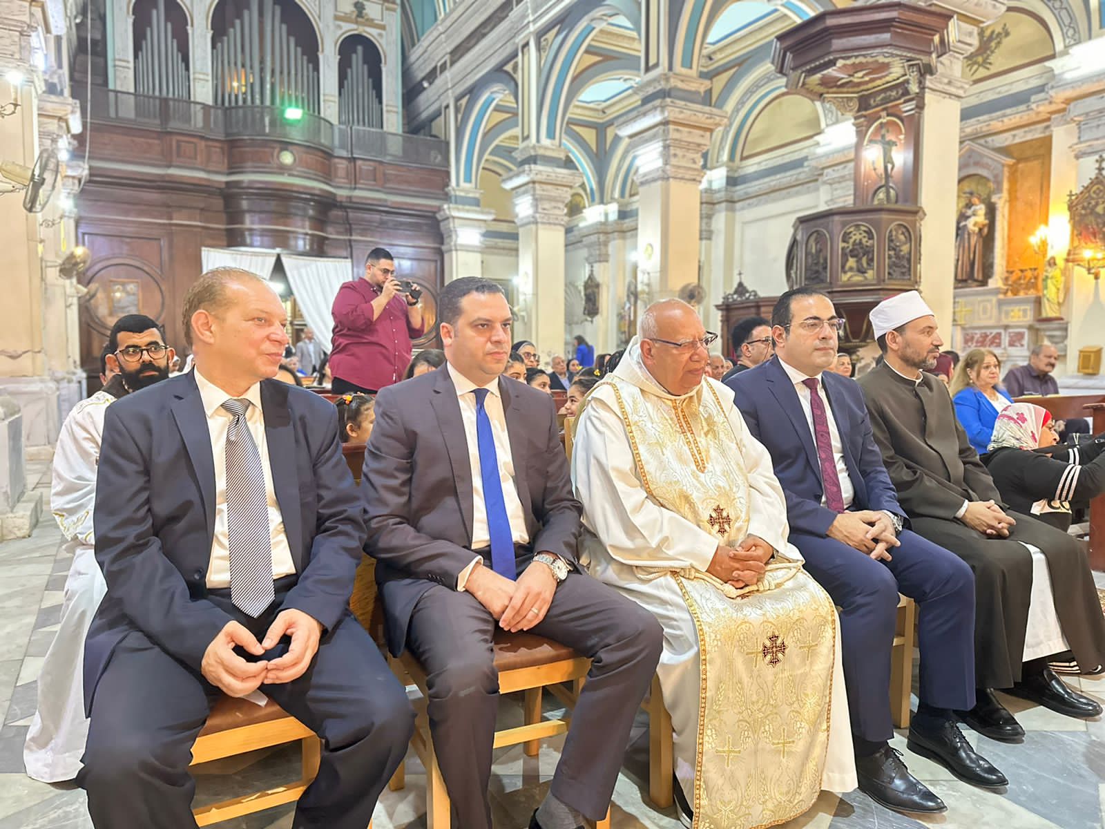محافظ بورسعيد يقدم التهنئة بحلول عيد القيامة (1)