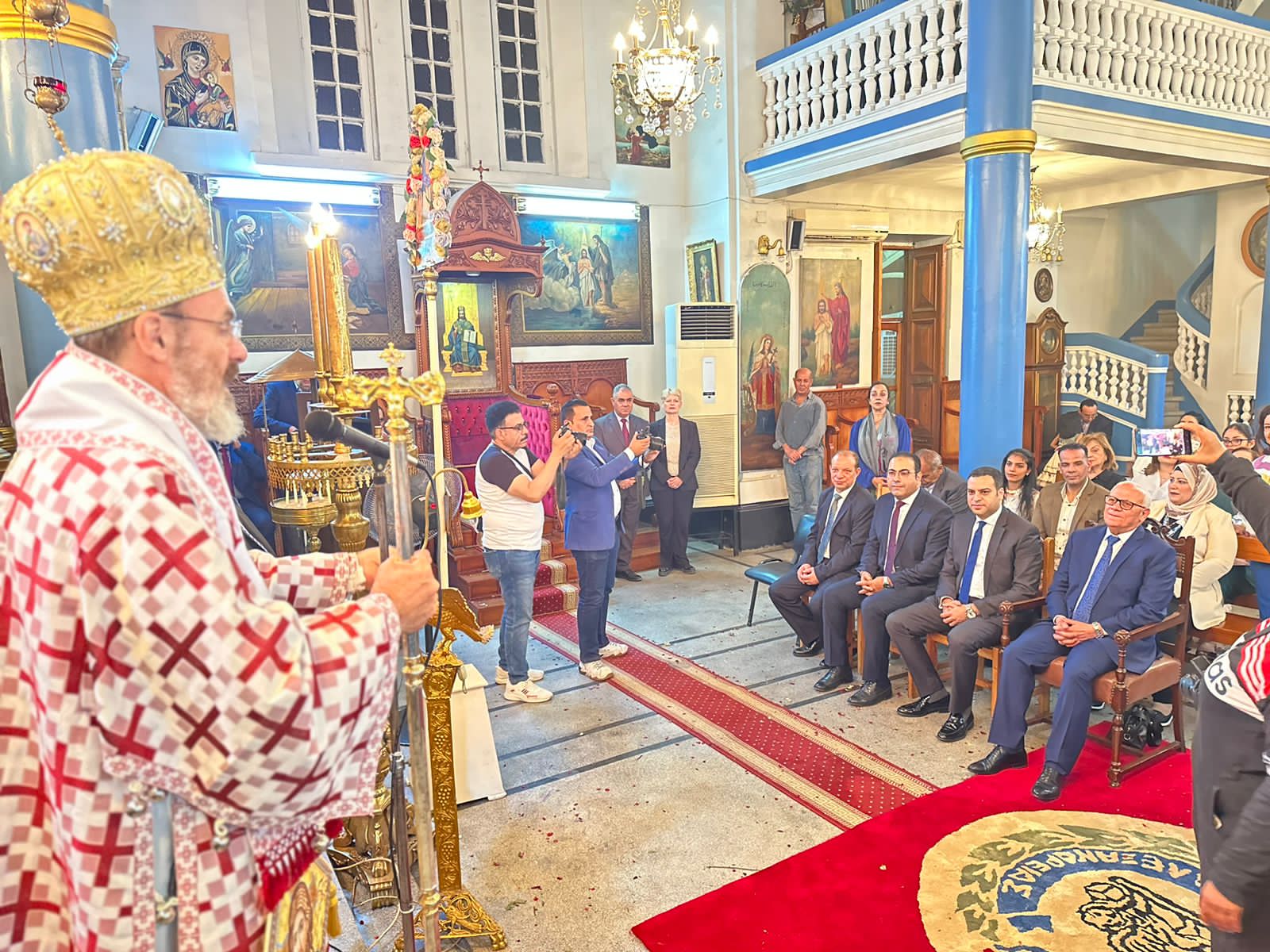 محافظ بورسعيد يقدم التهنئة بحلول عيد القيامة (2)