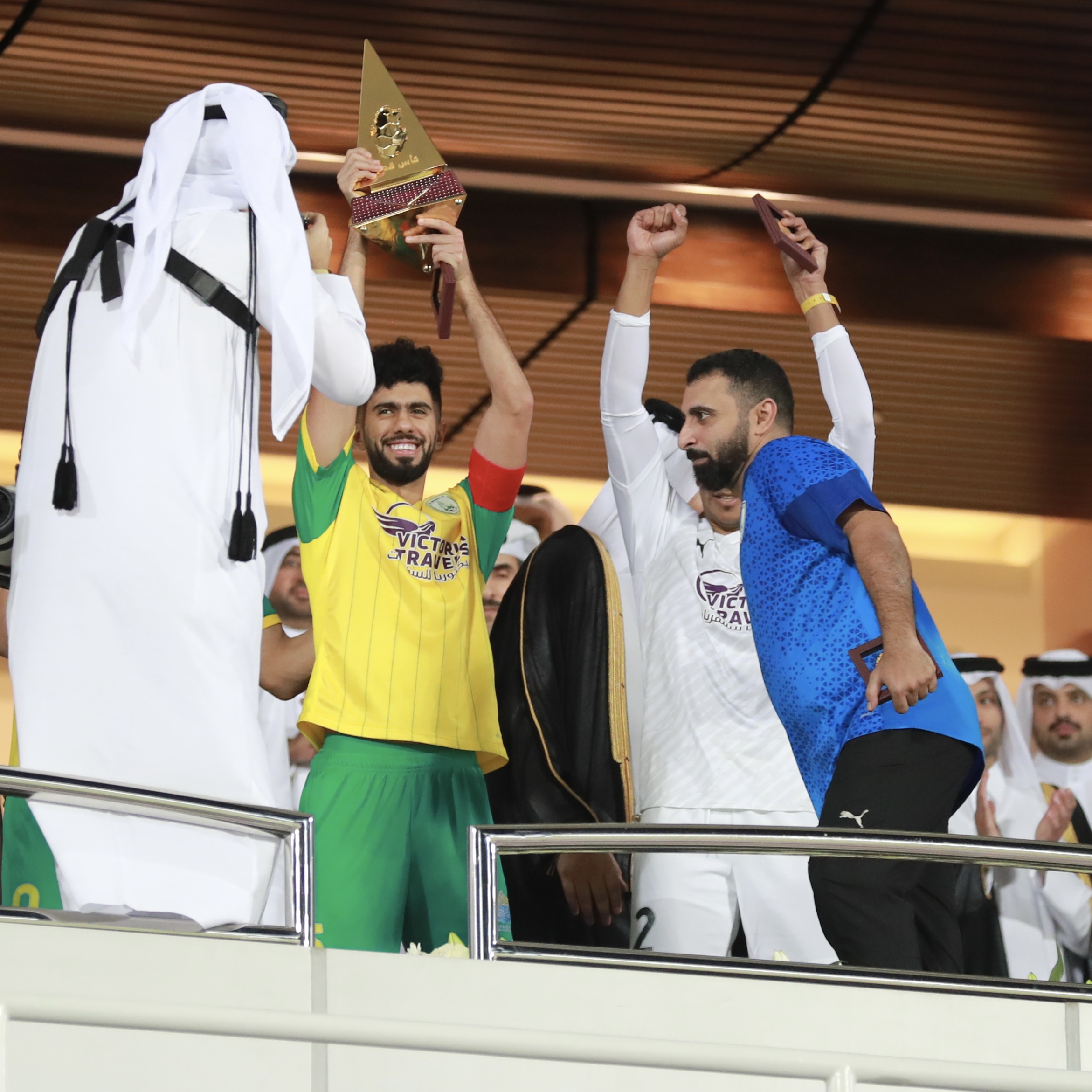 قائد الوكرة يتسلم لقب كأس قطر