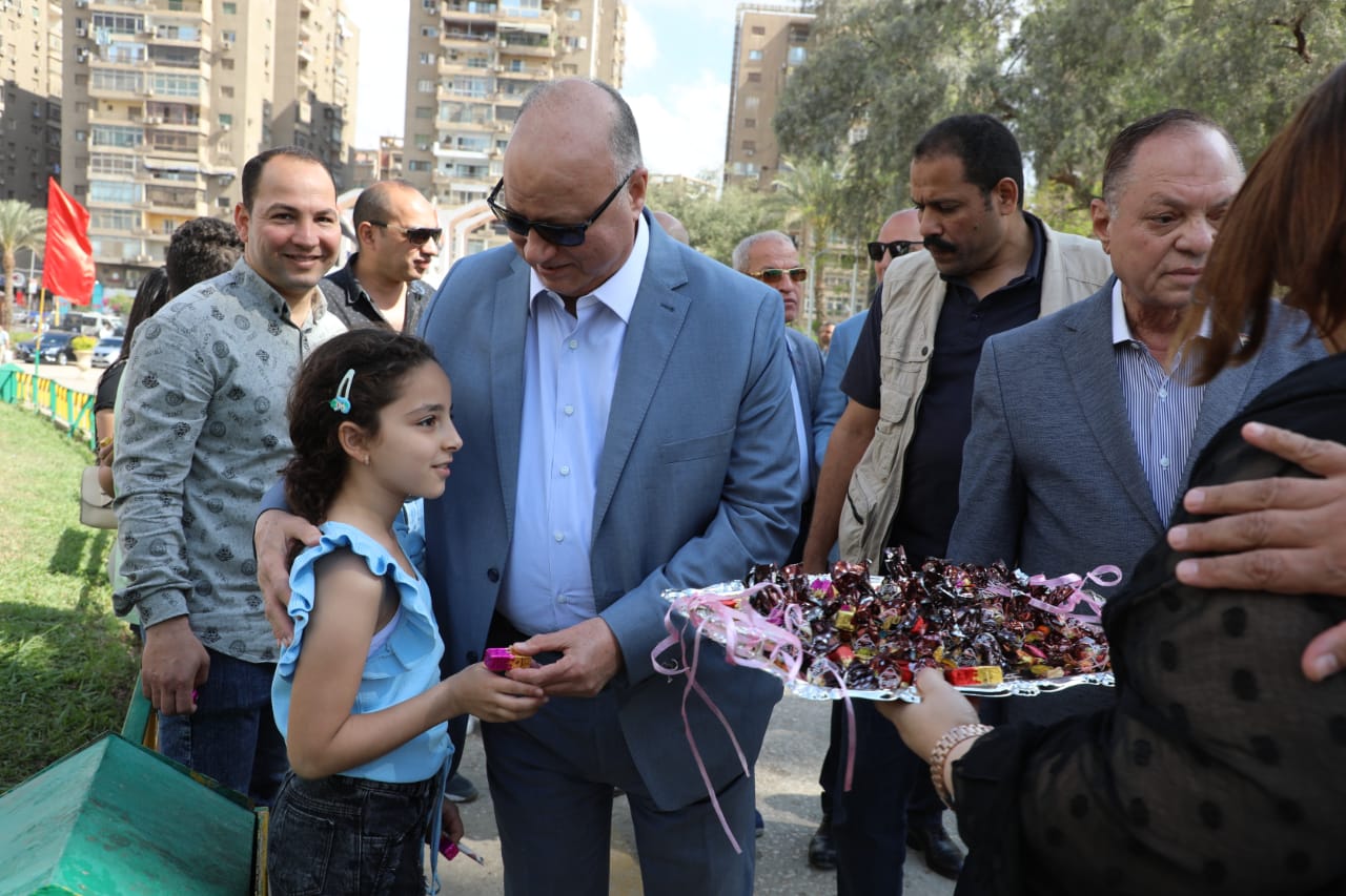 محافظ القاهرة يوزع الحلوى على الاطفال (4)