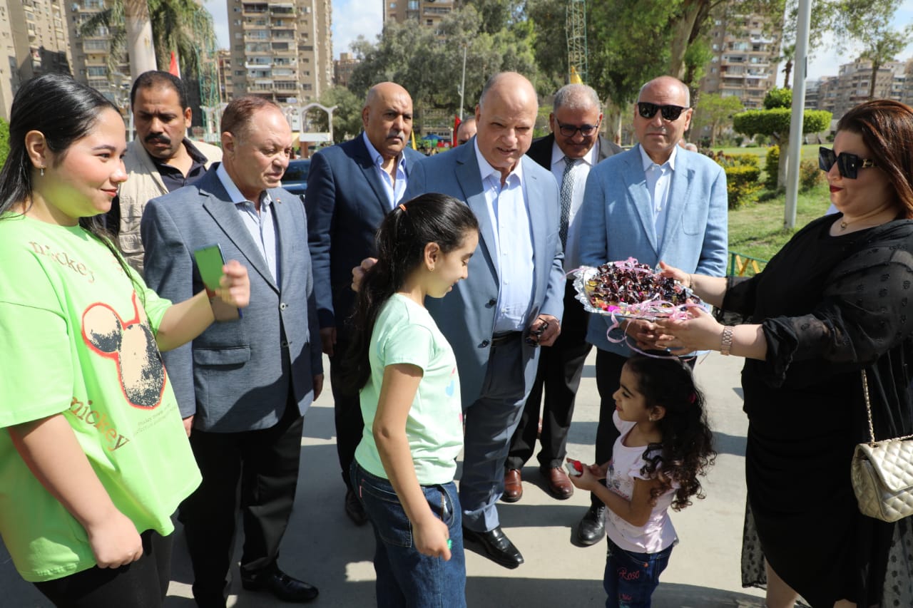 محافظ القاهرة يوزع الحلوى على الاطفال (1)