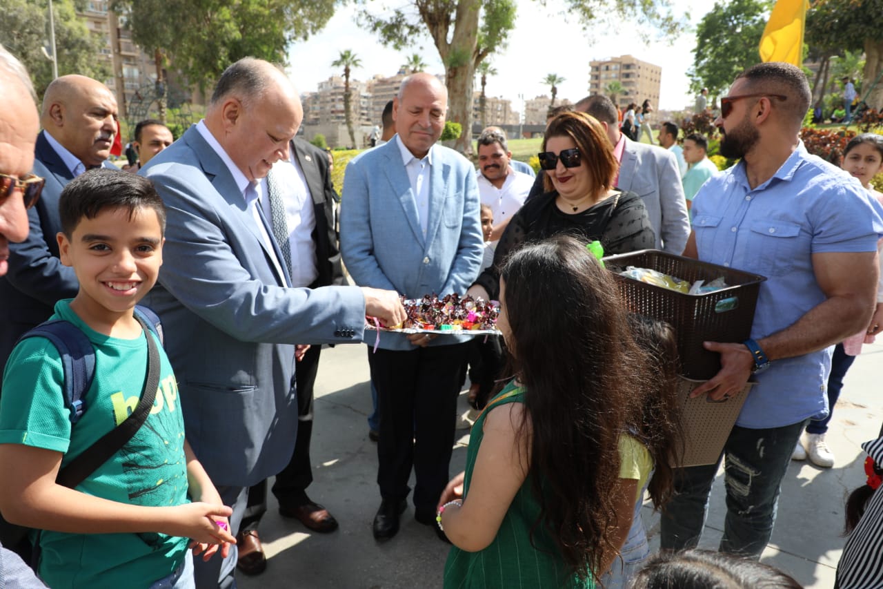 محافظ القاهرة يوزع الهدايا على الأطفال بالحديقة الدولية احتفالا بشم النسيم