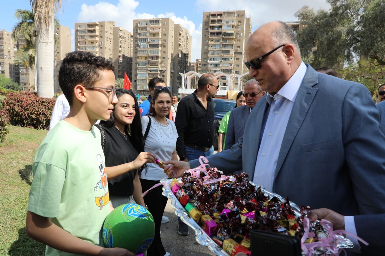 محافظ القاهرة يوزع الحلوى على الاطفال (5)