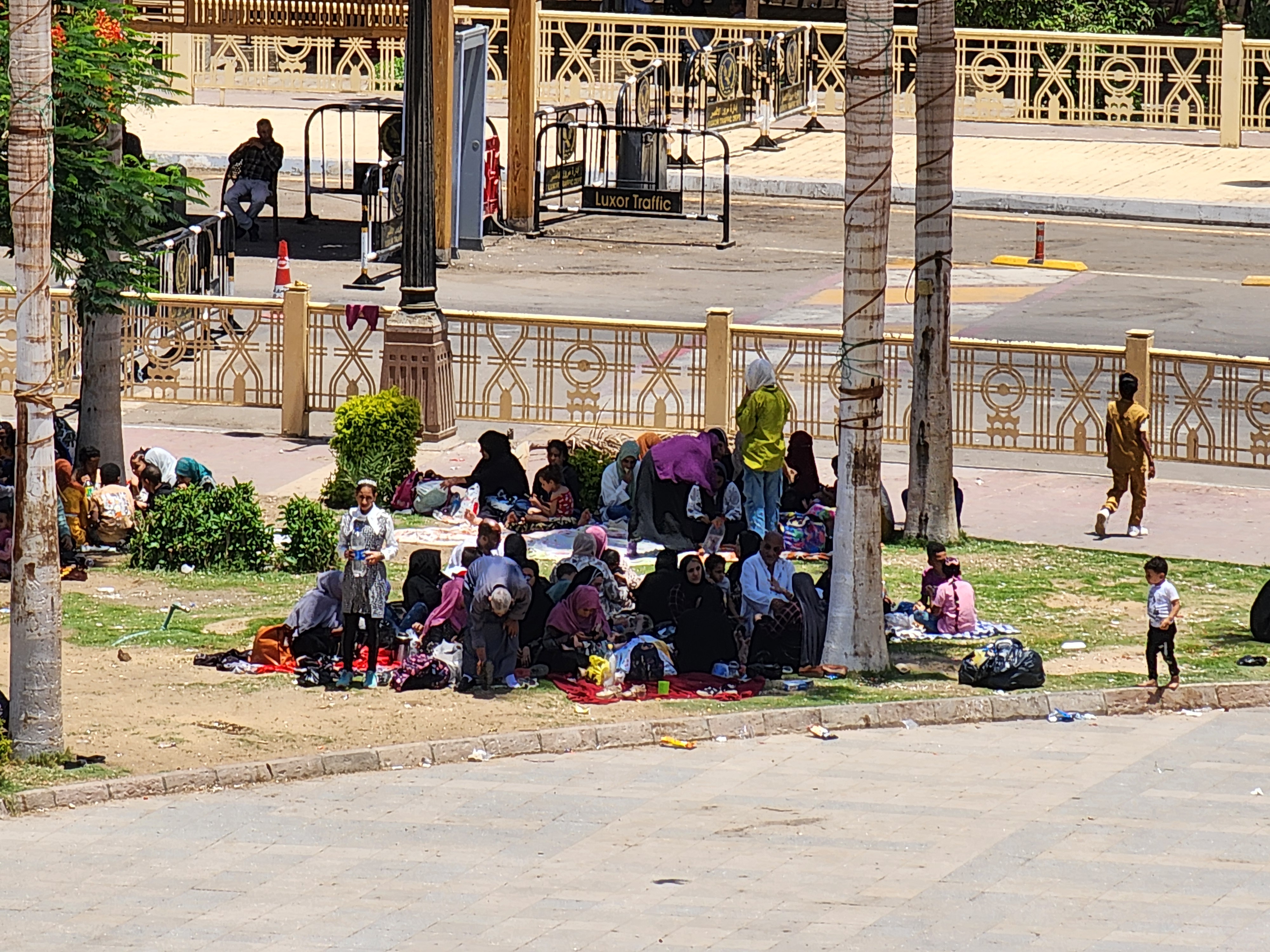 الأهالي يفترشون ساحة أبو الحجاج (7)