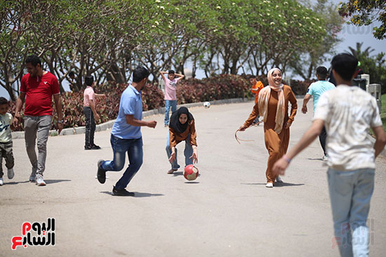 اسرة مصرية تلعب الكرة