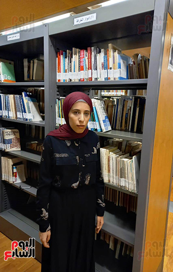 إسراء إسماعيل محررة اليوم السباع في مكتبة إدوار الخراط