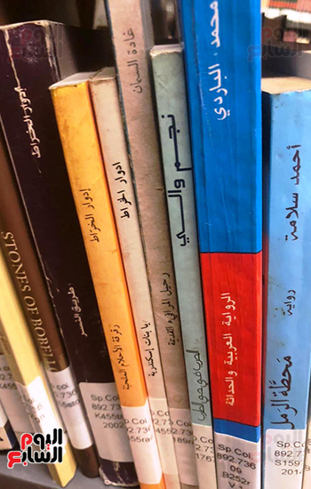 بعض الكتب الموجودة في مكتبة أدوار الخراط