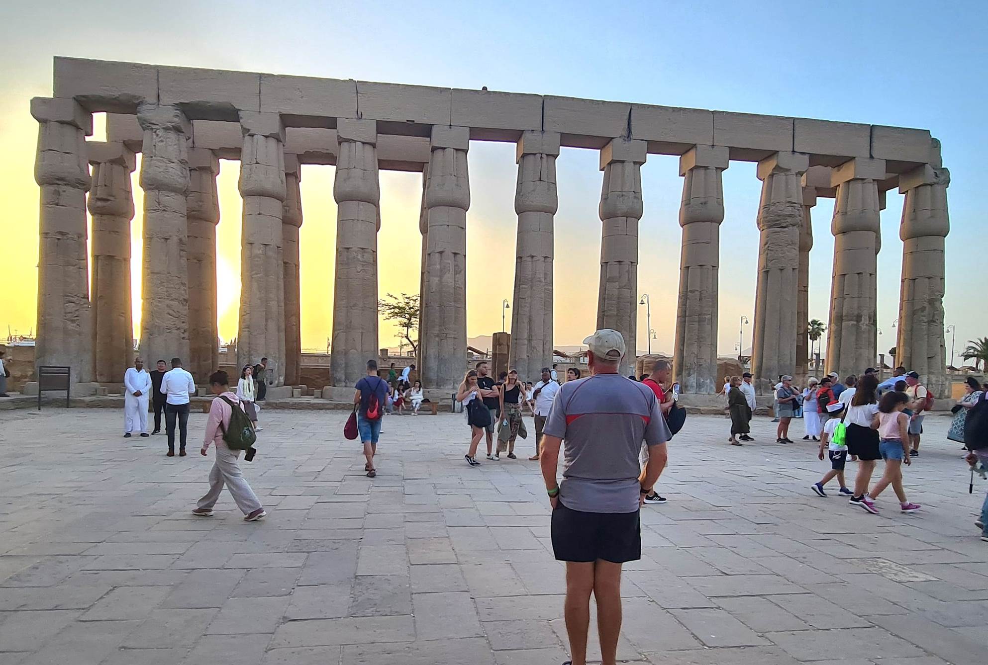 السياح يستمتعون بزيارات مميزة لمعبد الأقصر بكورنيش نيل الأقصر