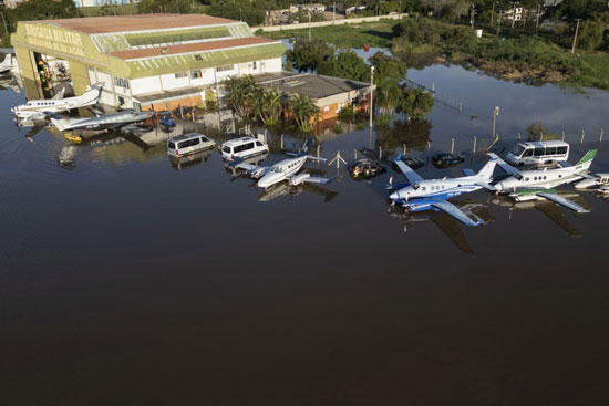 مطارات غارقة فى مياه الفيضانات